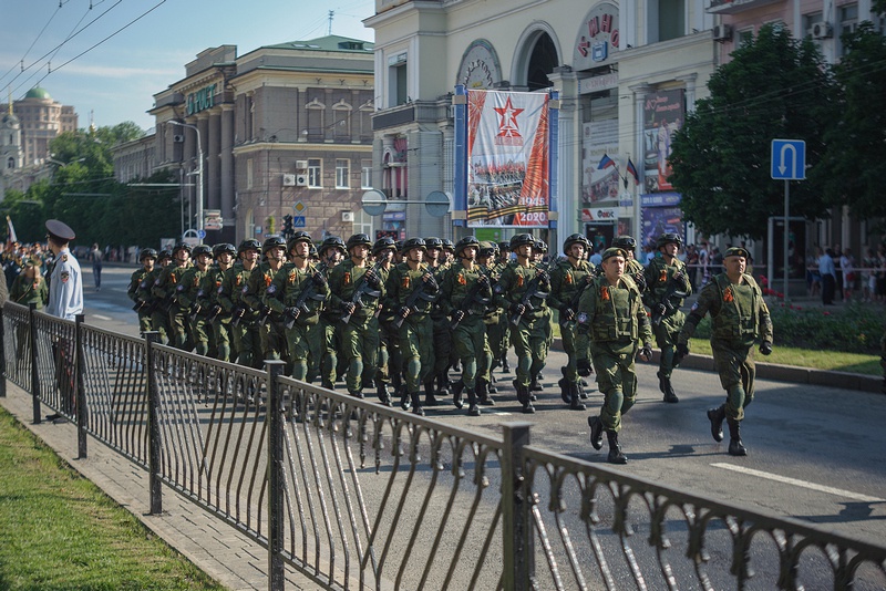 В военном параде приняли участие свыше 2,5 тыс. военнослужащих Народной милиции ДНР.