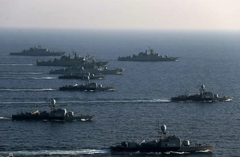 Корабли и катера иранского флота в Ормузском проливе.