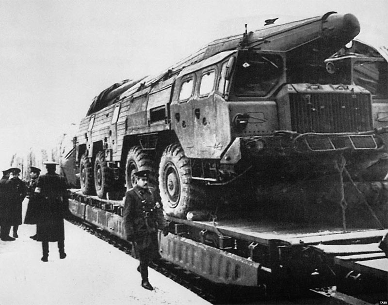 Советские ракетные установки ОТР-22 «Темп-С»отправляют из ГДР на родину.