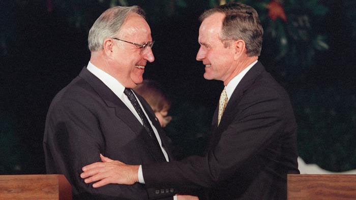Федеральный канцлер ФРГ Г. Коль и президент США Дж. Буш всё верно просчитали, но ошиблись в одном - Горбачёв сдал свою страну раньше.