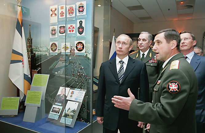 В 2006-м на открытии нового здания Главного разведывательного управления Владимир Путин задержался у стенда о разведчике под оперативным псевдонимом «Дельмар».