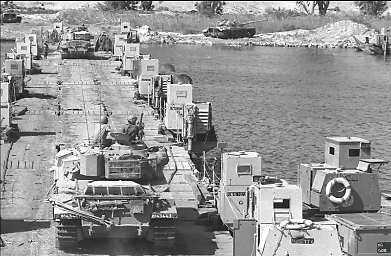 Израильские танки переправляются через Суэцкий канал.