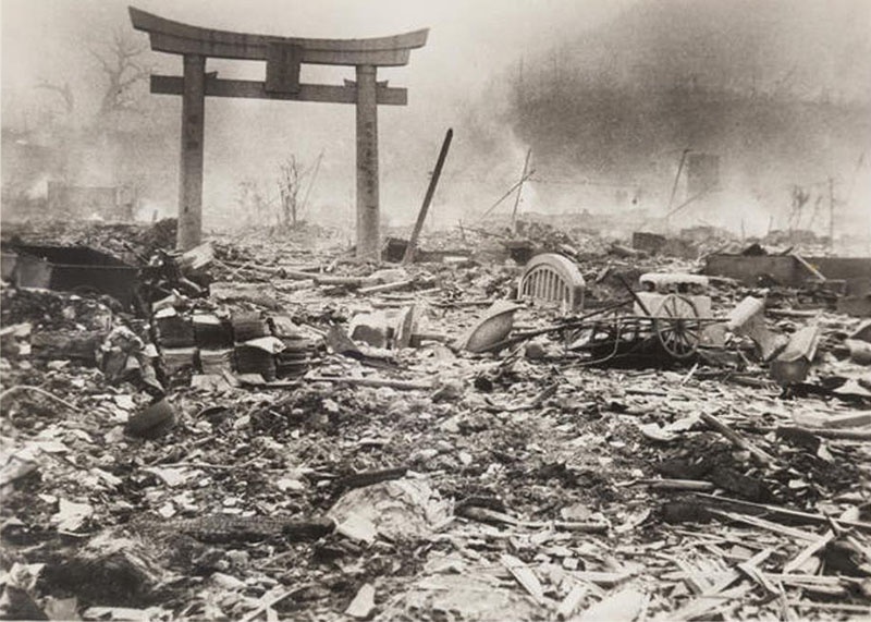В Нагасаки погибли 74 тысячи человек, а через пять лет этот скорбный список увеличился до 140 тысяч.