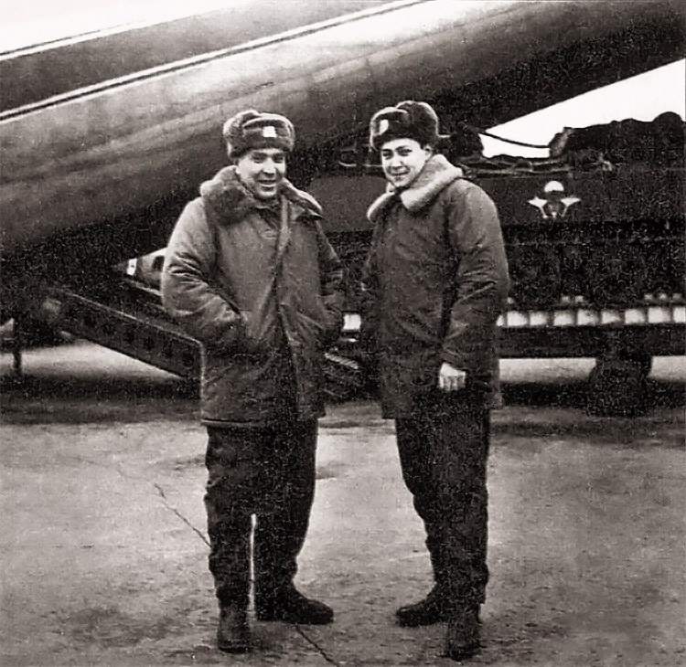 Ко­ман­дир экипажа гвардии под­пол­ков­ник А.Г. Зуев и на­вод­чик-опе­ра­тор лей­те­нант А.В. Мар­ге­лов.