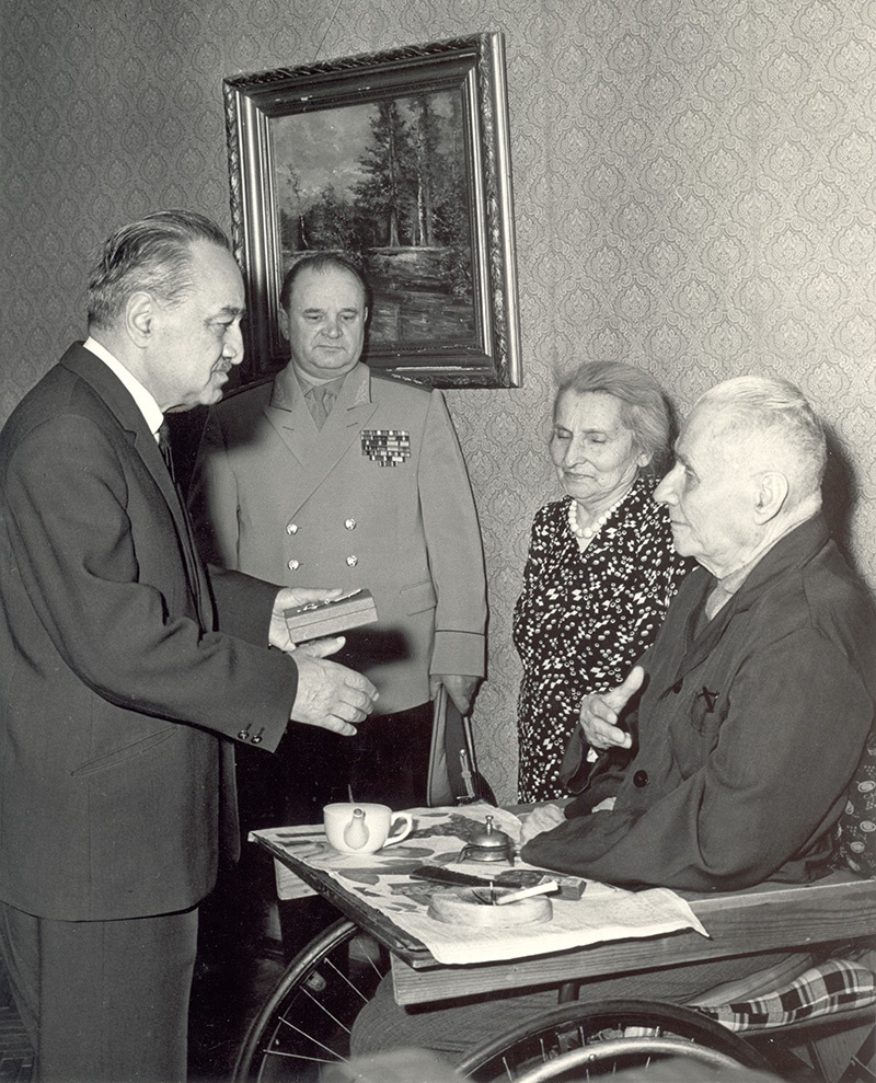 Анастас Микоян (слева) вручает орден Стефану Мрочковскому. Второй слева - начальник ГРУ генерал-полковник Пётр Ивашутин.