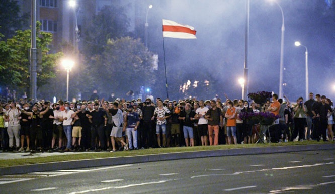 Участники акции протеста на одной из улиц  Минска.