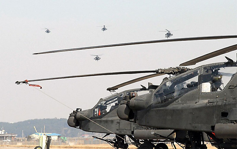 На территорию Старого Света из США перебросили 77 ударных вертолётов типа AH-64 Apache.