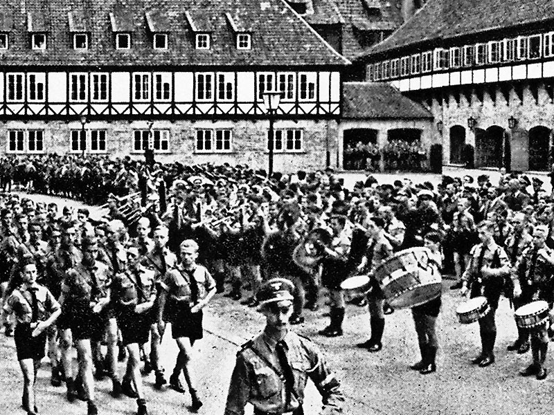 Членство в «Гитлерюгенд» было обязательным для детей и юношей с 10 до 18 лет.