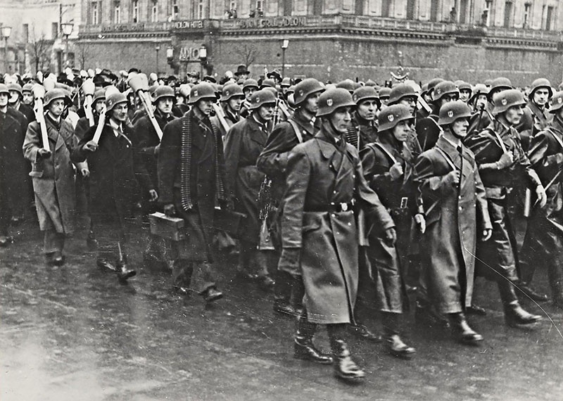 Гитлер указом от 25 сентября 1944 года создаёт народное ополчение фольксштурм на основе тотальной мобилизации мужчин от 16 до 60 лет.