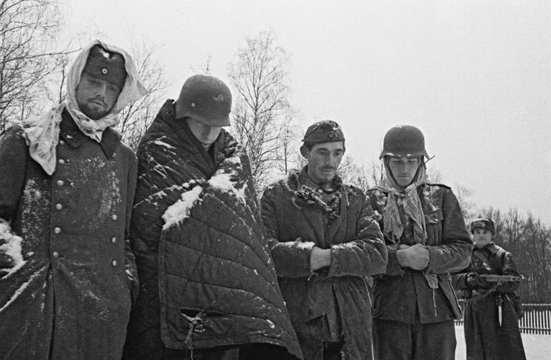 Пленные немецкие солдаты зимой 1941 года под Москвой.