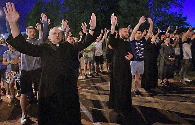 Католические священники в первых рядах протестующих в Минске.