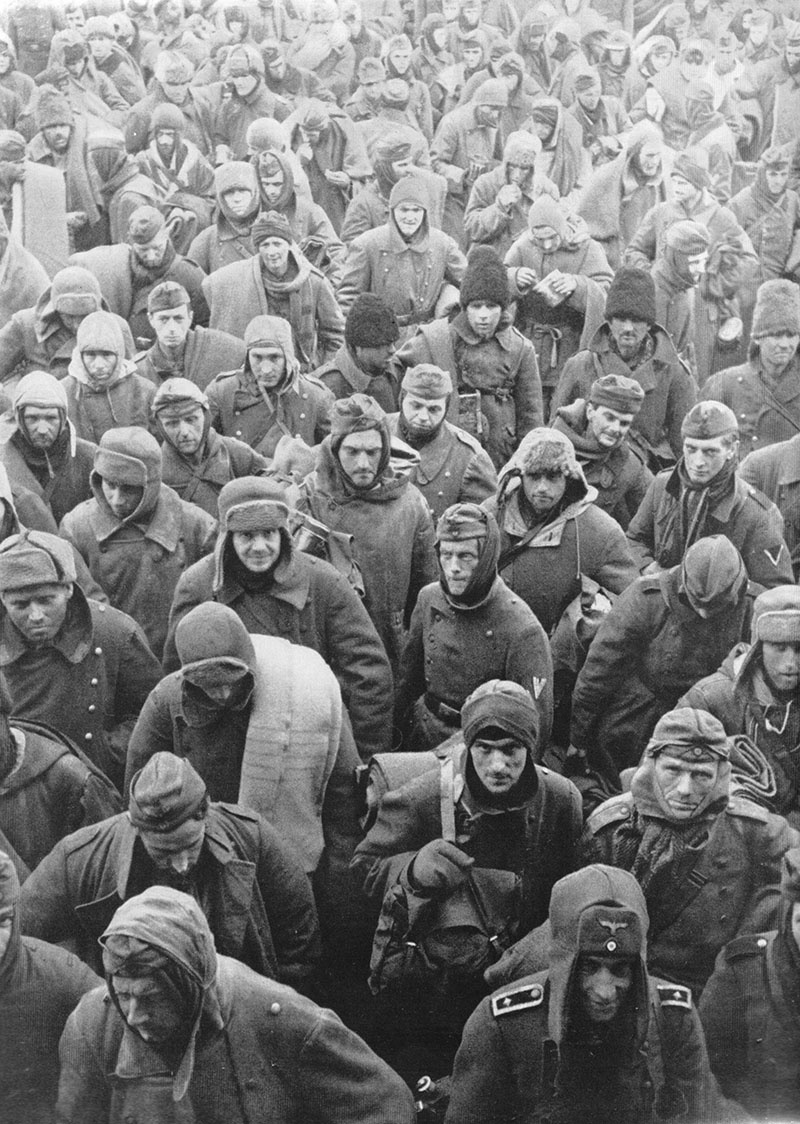 Колонна  немцев, румын и итальянцев, взятых в плен  в Сталинграде.