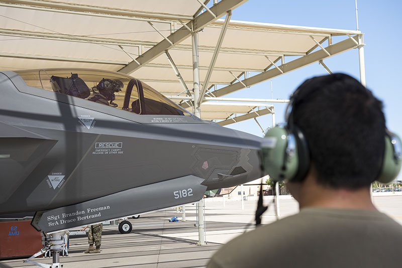 Норвежский пилот готовится к своему первому полёту на F-35A Lightning II на базе ВВС Люк, штат Аризона.