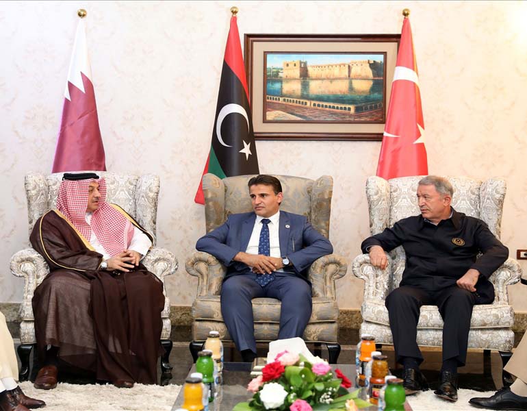 Министр обороны Турции Хулуси Акар, министр обороны Катара Халед бен Мухаммед аль-Аттыйя и заместитель министра обороны Ливии Саладин эн-Нимруш на переговорах в Триполи.