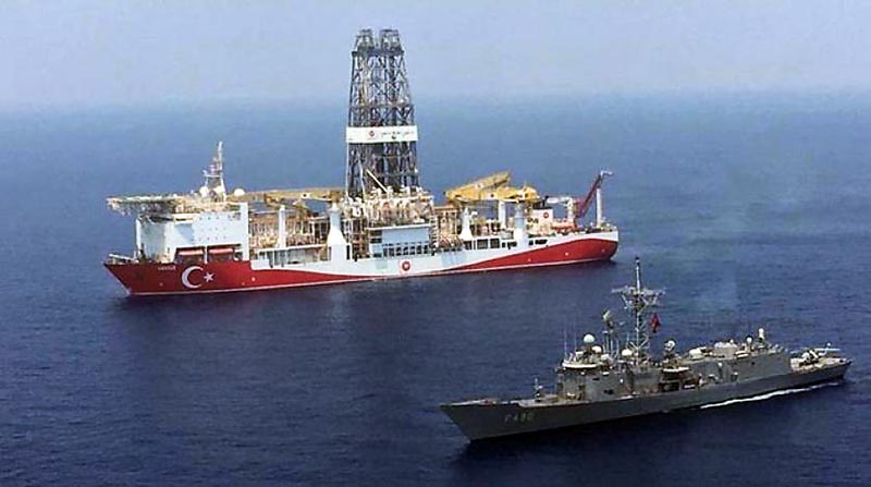 Эрдоган направил в спорные морские зоны три исследовательских судна, которые ведут геолого-разведочные работы под охраной военных кораблей.