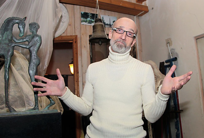 Скульптор Владимир Суровцев - автор многочисленных памятников воинам, мыслителям, поэтам и даже святым.