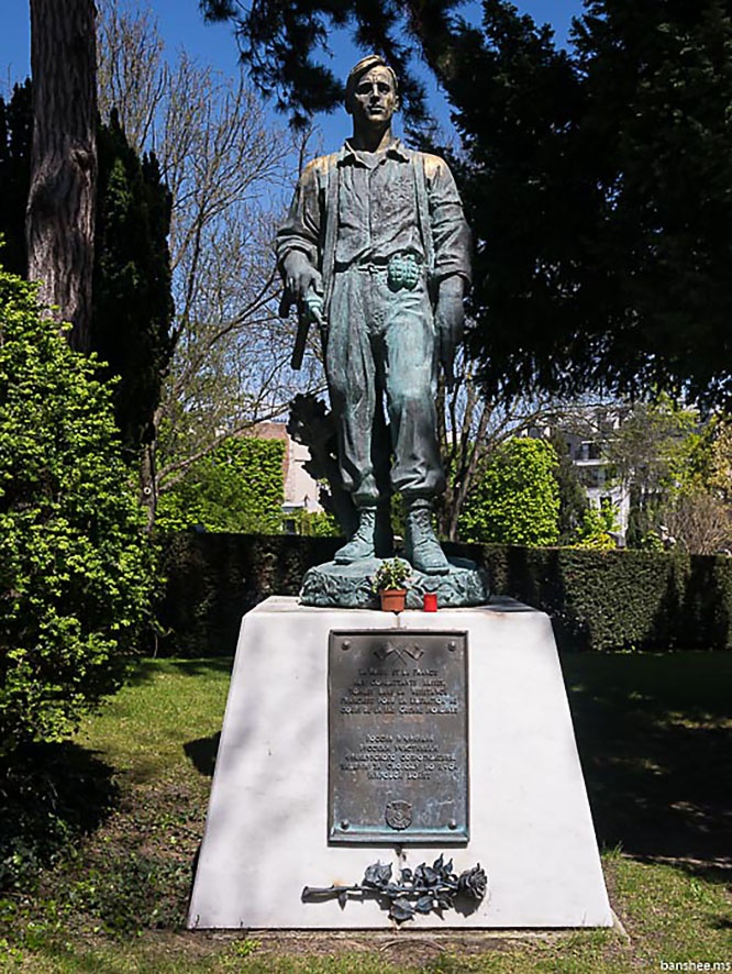 Памятник русским героям французского движения Сопротивления на парижском кладбище Пер-Лашез.