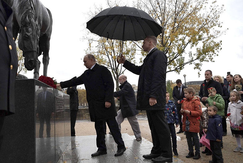 Владимир Путин во время торжеств по случаю 100-летия окончания Первой мировой войны возложил цветы к памятнику воинам Русского экспедиционного корпуса.