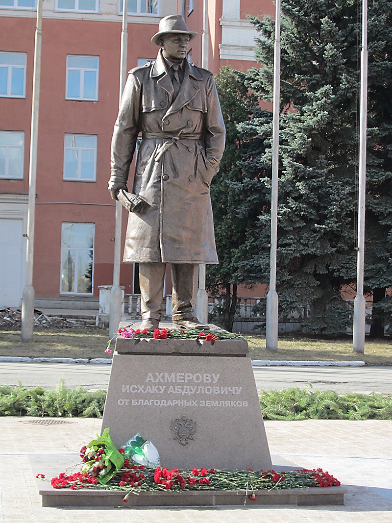 Памятник Исхаку Ахмерову на площади Разведчиков в Челябинске.