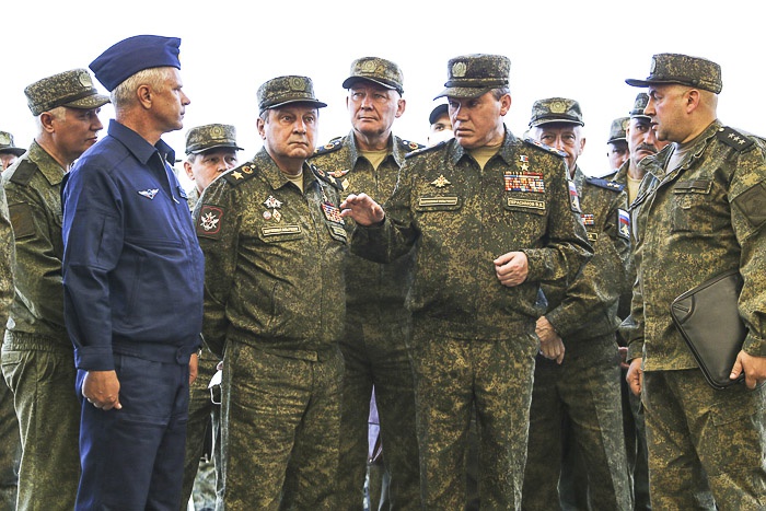 Начальник Генштаба ВС РФ генерал армии Валерий Герасимов проверяет готовность войск Южного военного округа к учению «Кавказ-2020».