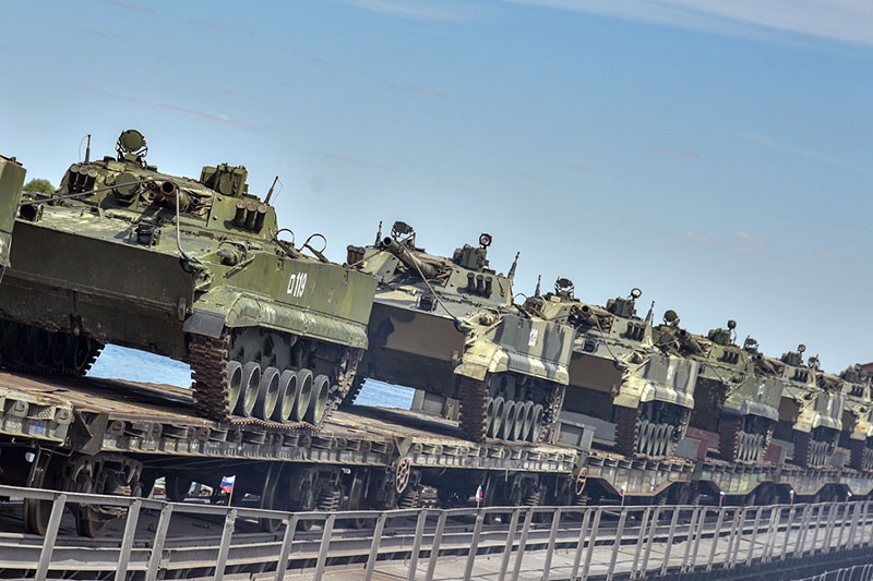 Переправа военной техники по наплавному мосту через Волгу.