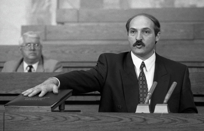 Первый президент Белоруссии Александр Лукашенко приносит присягу на заседании специальной сессии республиканского парламента.