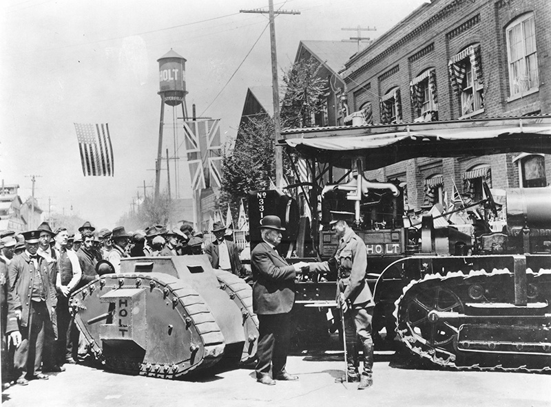 Данлоп Суинтон и Бенджамин Холт в Стоктон с гусеничным трактором Холт (справа) и моделью британского танка (слева). Калифорния, 22 апреля 1918 года