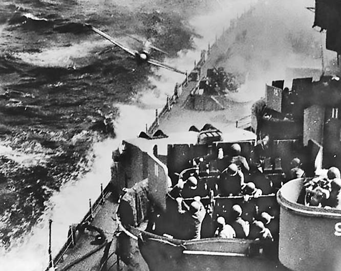 Японский самолёт-камикадзе атакует военный корабль США.