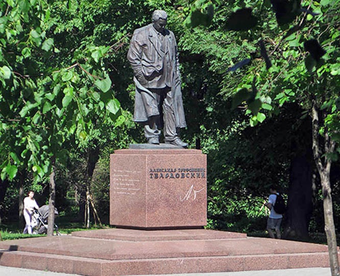 Памятник Твардовскому на Страстном бульваре.