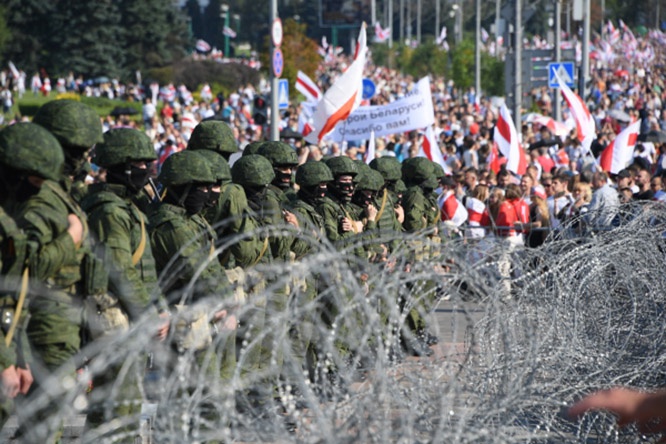 Противостояние правоохранительных органов и демонстрантов во время акции протеста оппозиции в Минске в августе 2020 г.