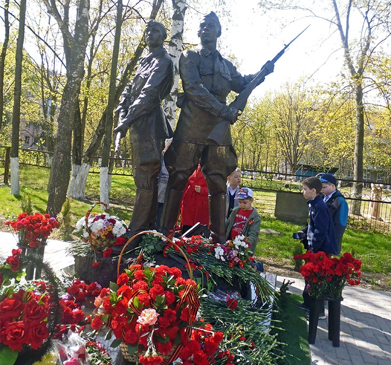 Памятник Подольским курсантам во дворе средней школы Климовска.