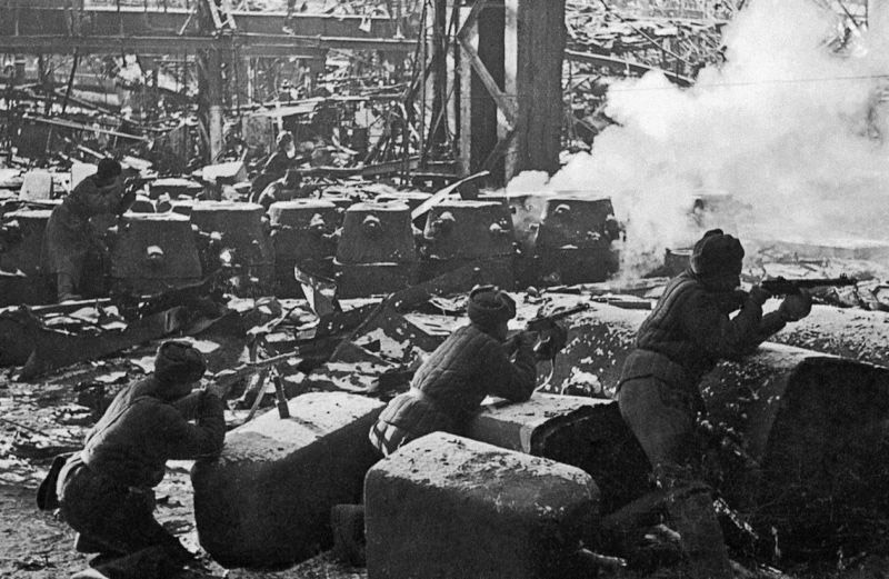 Красноармейцы в бою в разрушенном заводе «Красный Октябрь» в Сталинграде.