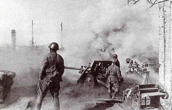 Артиллеристы ведут огонь по врагу в Сталинграде.