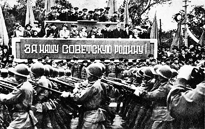 На площадь Парада Победы первыми вступили колонны пехотинцев, связистов, сапёров, миномётчиков.