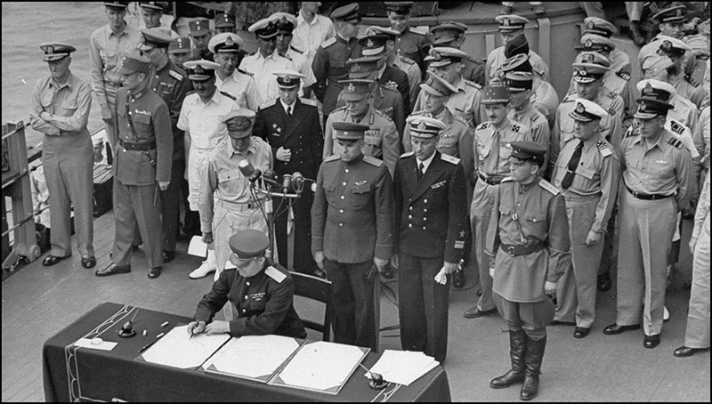 Генерал-лейтенант К.Н. Деревянко подписывает акт о капитуляции Японии.