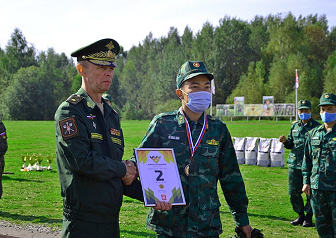 Генерал-майор Владимир Головачёв вручает диплом лейтенанту Нгуен Дык Труану из Вьетнама.