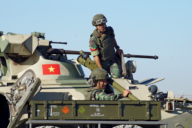 Вьетнамская команда загружает боеприпасы.