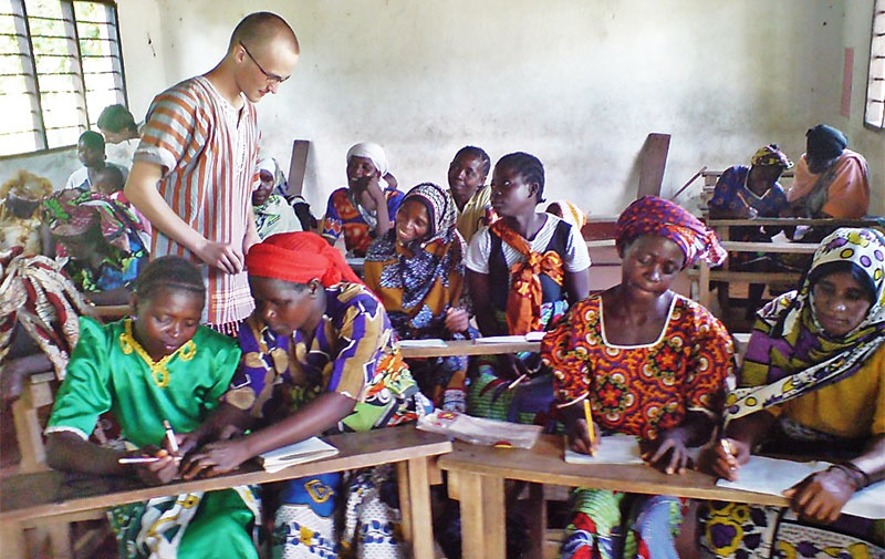 Курсы обучения чтению и письму для женщин в Африке, где самый низкий уровень грамотности.