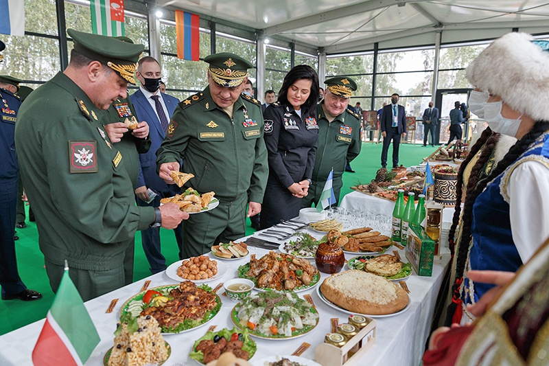 Министр обороны России генерал армии Сергей Шойгу пробует пирожки на конкурсе «Полевая кухня».