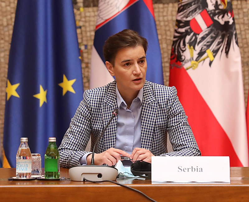 Став президентом, Вучич сделал главой правительства Сербии Ану Брнабич — открытую лесбиянку.