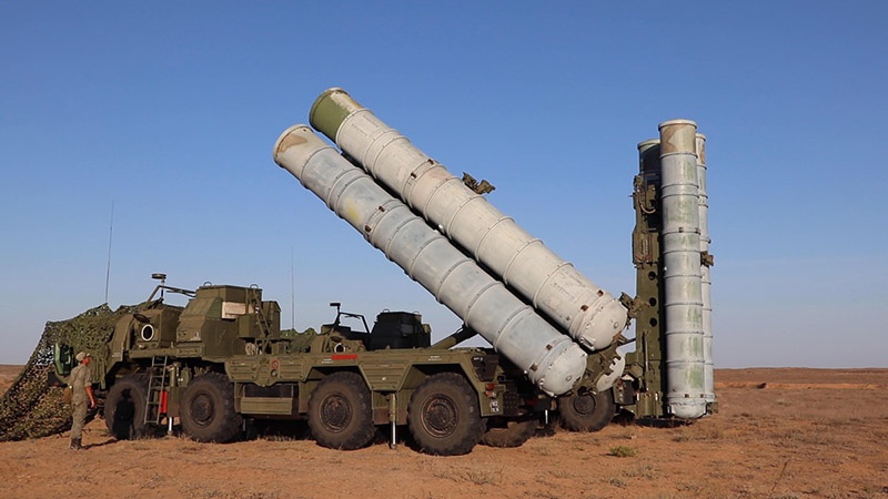 Боевые расчёты зенитных ракетных систем С-400 «Триумф» провели очередное плановое учение по противовоздушной обороне важных объектов гражданского сектора.