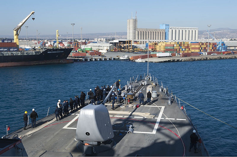 Ракетоносец 6-го флота USS Stout (DDG 55) заходит в кипрский порт Лимассол.
