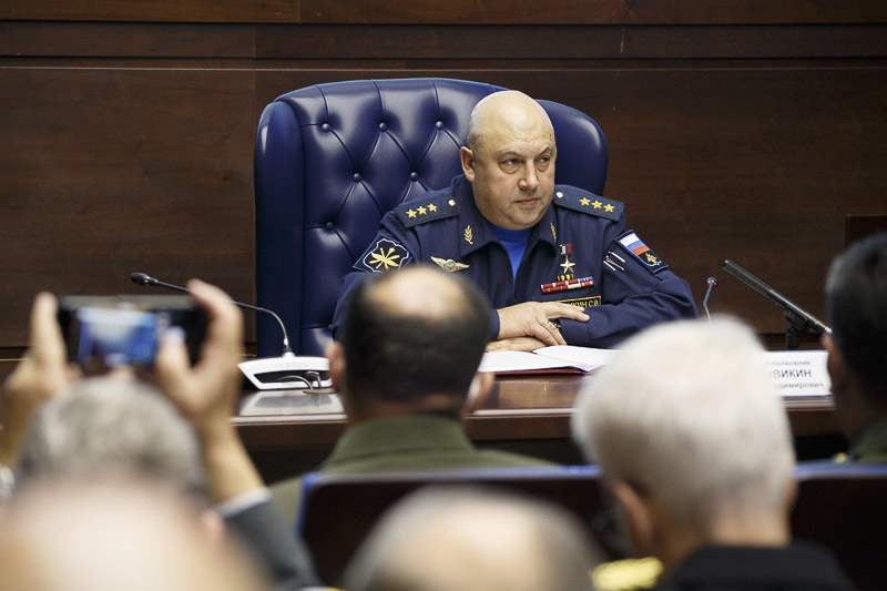 11 сентября 2020 г. главнокомандующий Воздушно-космическими силами генерал-полковник Сергей Суровикин провёл брифинг для военных атташе иностранных государств.