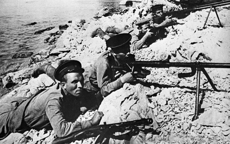 Морские пехотинцы из отряда Цезаря Куникова с противотанковыми ружьями ведут бой у посёлка Станичка.