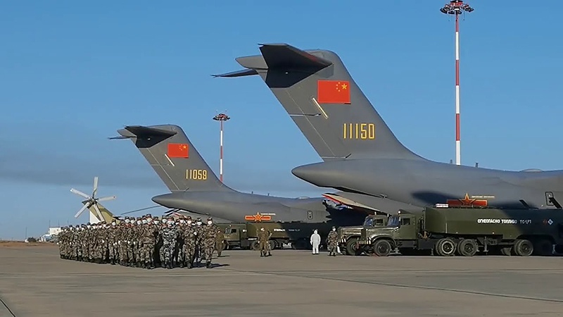 На военный аэродром в Астраханской области самолётами Y-20 военно-воздушных сил КНР прибыли военнослужащие Народно-освободительной армии Китая.