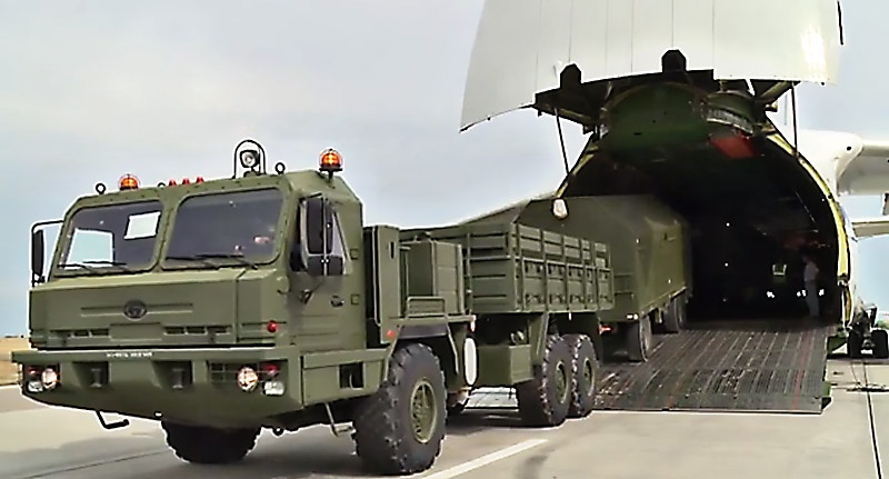 Погрузка в самолёт Министерства обороны РФ компонентов зенитных ракетных комплексов С-400 «Триумф», предназначенных для доставки в Турцию.