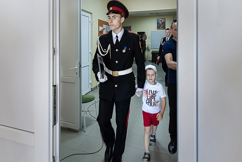 Старший сын Максима Владимировича планирует поступить в военное училище в Российской Федерации и по стопам отца стать офицером спецназа. Младшему сыну 6 лет, он ровесник Донецкой Республики.