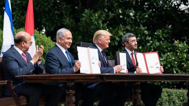 Президент США Дональд Трамп, глава МИД Бахрейна доктор Абдуллатиф бин Рашид аль-Зайани, израильский премьер-министр Беньямин Нетаньяху и министр иностранных дел ОАЭ Абдулла бин Заед аль-Нахьян подписывают мирные договора. 