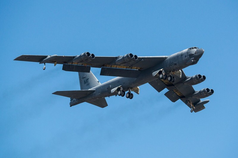 Американский тяжёлый стратегический бомбардировщик B-52H.