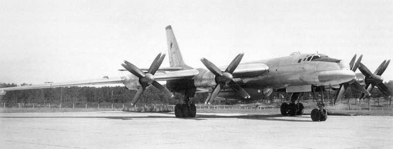Стратегический межконтинентальный бомбардировщик Ту-95 К, разработанный в ОКБ А.Н. Туполева.